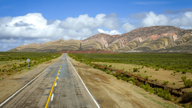 La ruta a Jujuy pasa por paisajes impresionantes / Foto: Daboost, canva pro. 