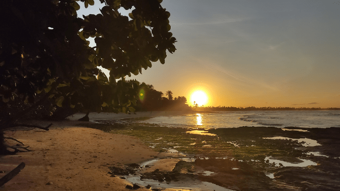 Este hermoso paseo por la playa al atardecer permite admirar el paisaje en una gradación de colores que cambian a medida que se camina por la fina arena  / Foto: Tiffany Flour