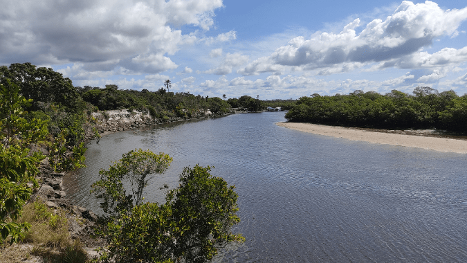 El río Catu atraviesa la mayor parte de la isla de Boipeba, ofreciendo un rico ecosistema de manglares y selva tropical, antes de desembocar en el océano. / Foto: Tiffany Flour