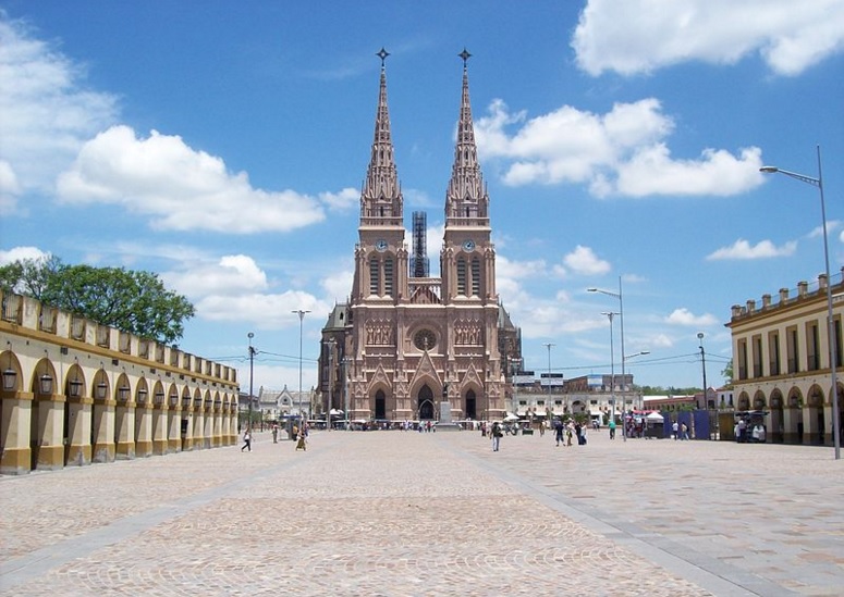 Lujan Basilica is a fabulous example of neo-gothic architecture / Source