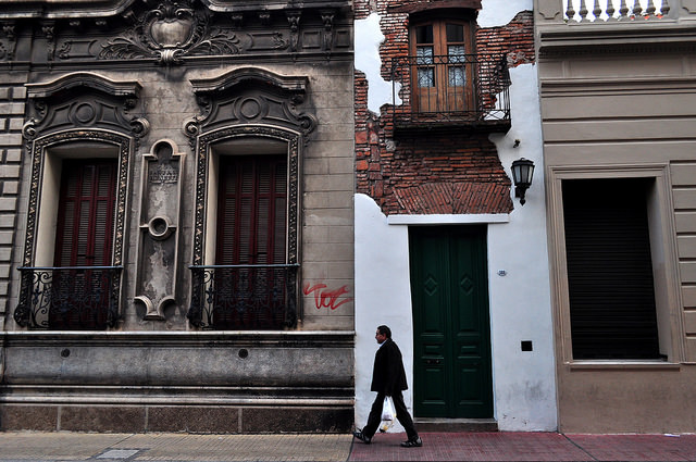 The famous Casa Minima, just across the street from El Zanjon.