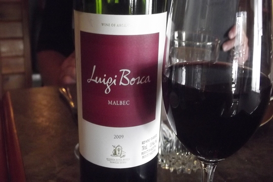 There's nothing better than form a group of friends to find out what's the best wine in Buenos Aires, tasting everyone there is, of course / source