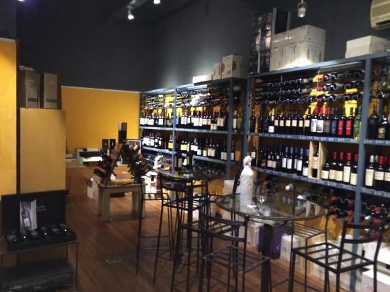 The intimate tasting room in Lo de Joaquin Alberdi / source