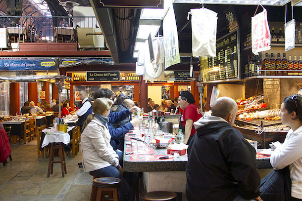 People sitting down to eat in Mercado del Puerto