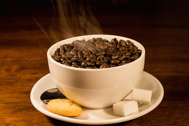 Granos de café en una taza | Colombia4u