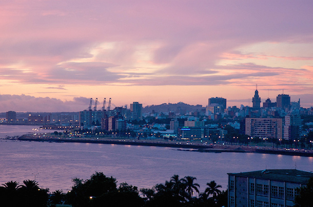 Atardecer púrpura en Montevideo