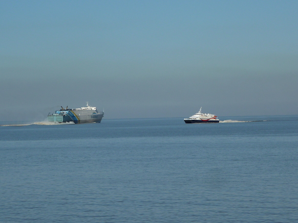 Dos ferrys cruzando el Río de La Plata