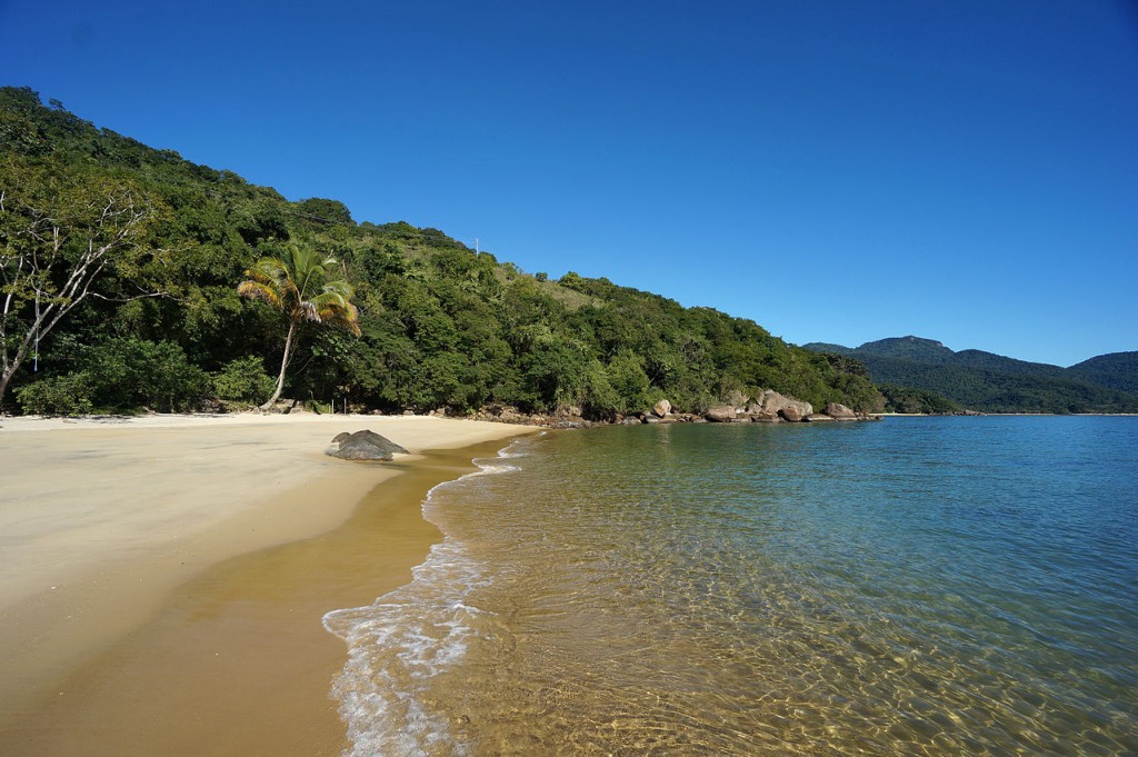 Praia_da_Feiticeira,_Ilha_Grande