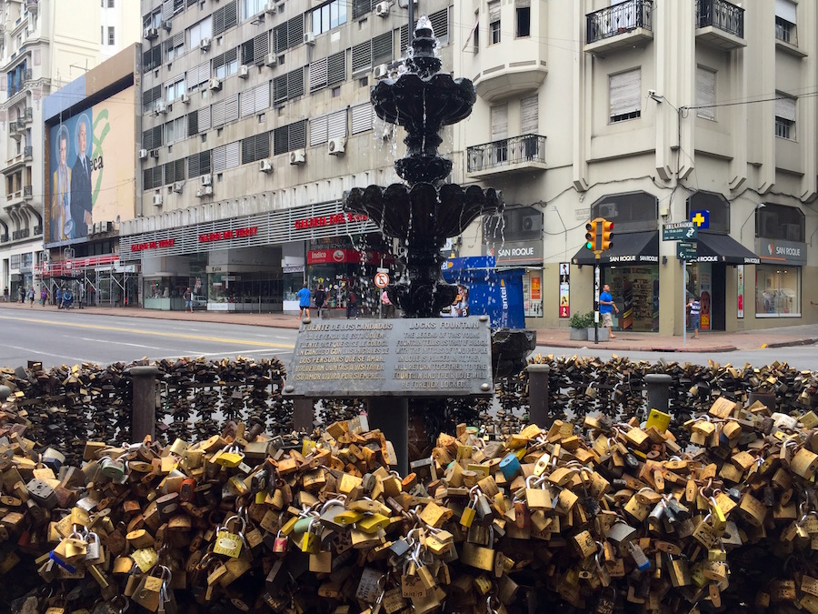 Fuente de los Candados Bar Facal Montevideo